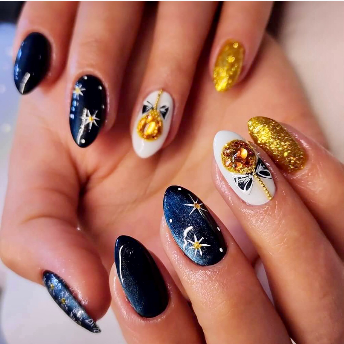 Lacivert-altın nail art tasarımı